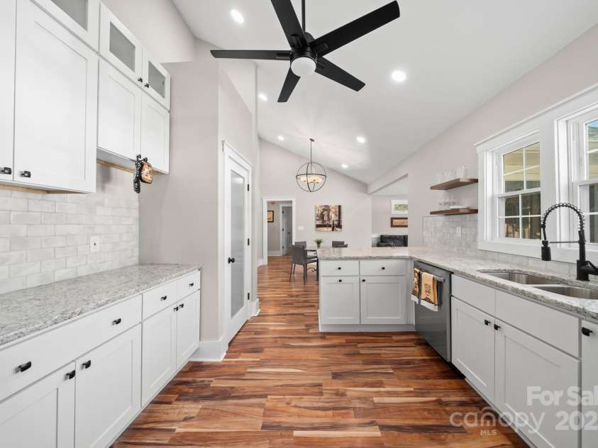 28 Kingsley Way, Asheville, NC 28803.  MLS# CAR4166970, YatesRealty ID 9811. 