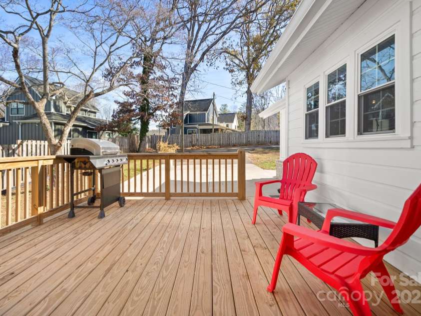 28 Kingsley Way, Asheville, NC 28803.  MLS# CAR4166970, YatesRealty ID 9811. 