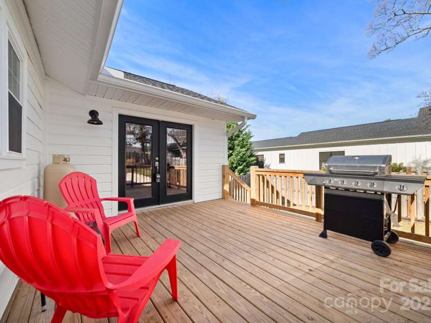 28 Kingsley Way, Asheville, NC 28803.  MLS# CAR4166970, YatesRealty ID 9811. 