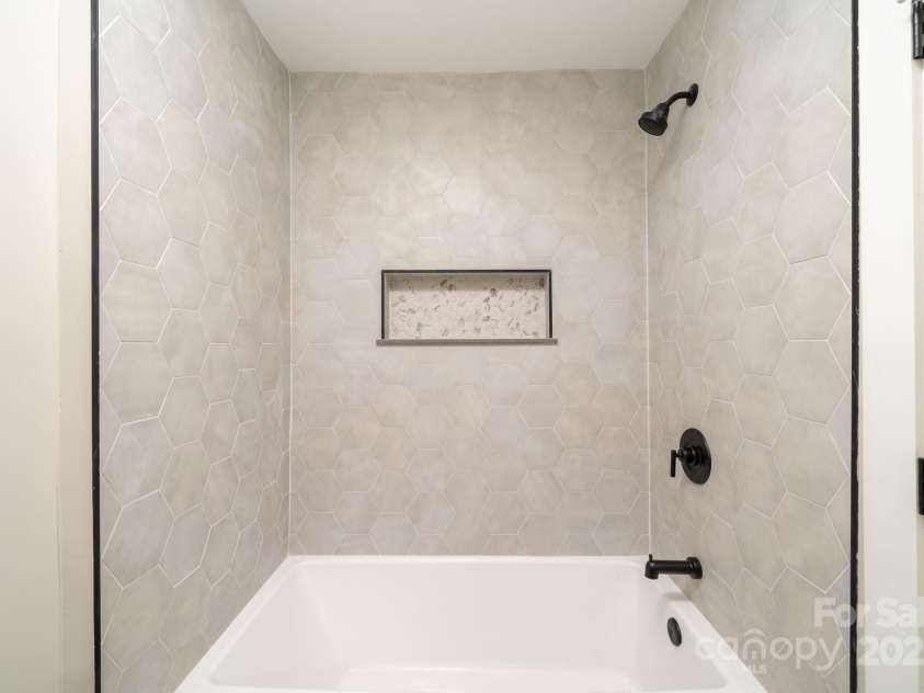 28 Kingsley Way, Asheville, NC 28803.  MLS# CAR4166970, YatesRealty ID 9811. 