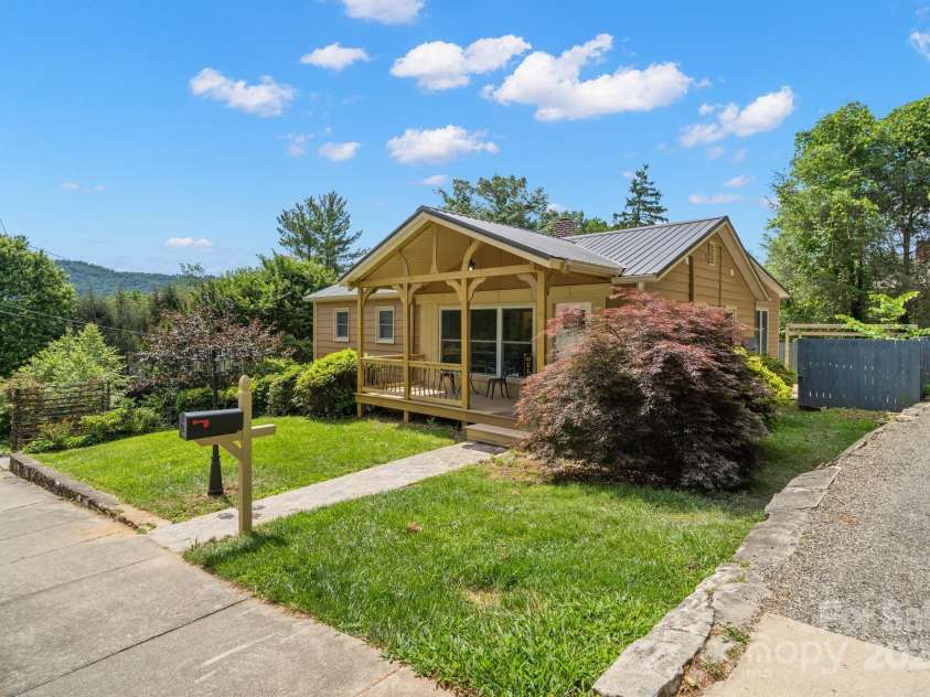 104 Maney Avenue, Asheville, NC 28804.  MLS# CAR4155681, YatesRealty ID 9812. 