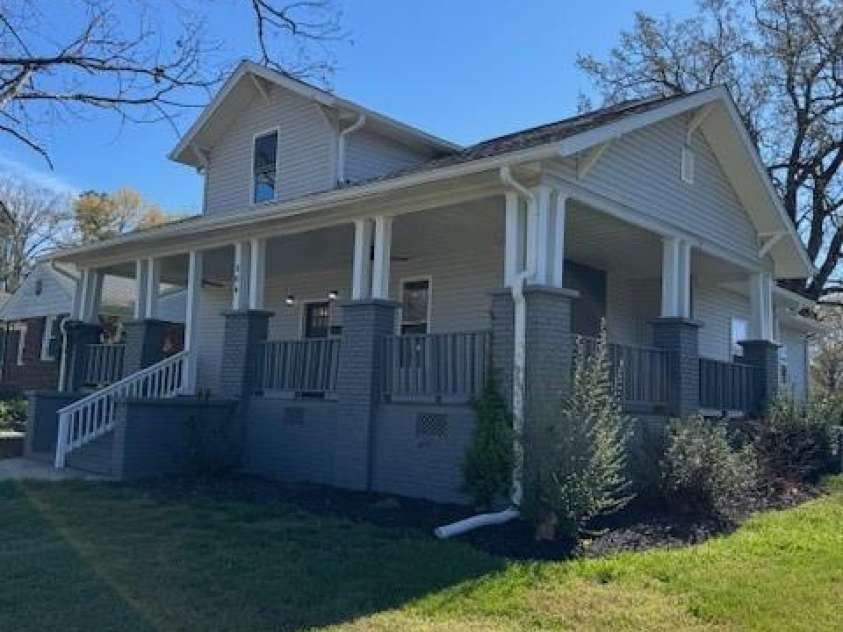 806 4th Street Drive, Hickory, NC 28601.  MLS# CAR4367995, YatesRealty ID 9813. 