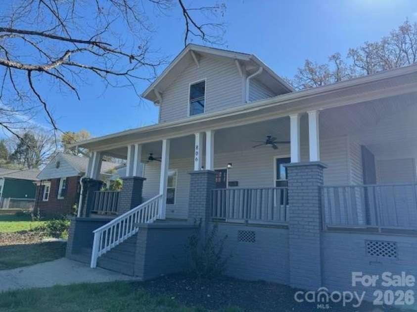 806 4th Street Drive, Hickory, NC 28601.  MLS# CAR4367995, YatesRealty ID 9813. 