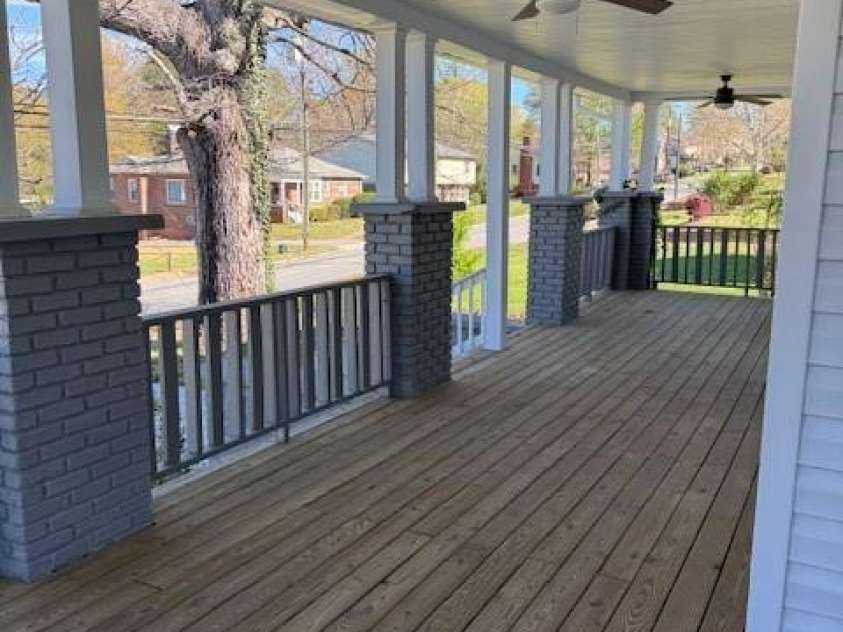 806 4th Street Drive, Hickory, NC 28601.  MLS# CAR4367995, YatesRealty ID 9813. 