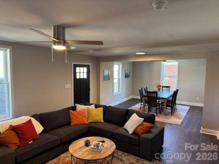 806 4th Street Drive, Hickory, NC 28601.  MLS# CAR4367995, YatesRealty ID 9813. 