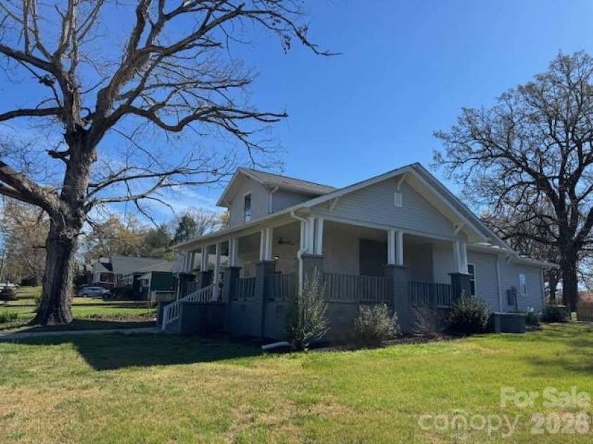 806 4th Street Drive, Hickory, NC 28601.  MLS# CAR4367995, YatesRealty ID 9813. 