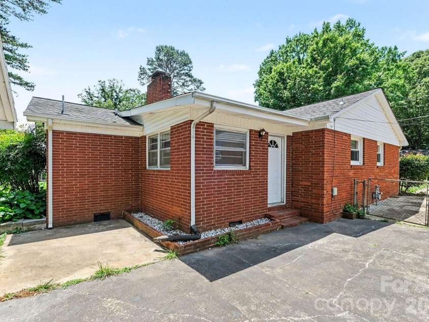 742 Mulberry Street, Statesville, NC 28677.  MLS# CAR4342913, YatesRealty ID 9818. 