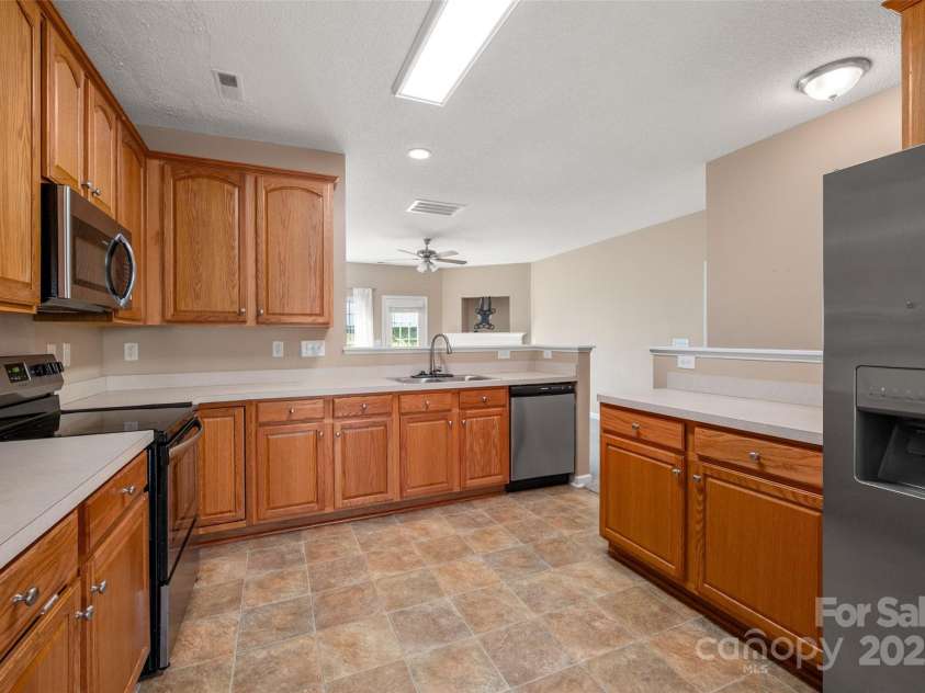 6934 Tanners Creek Drive, Huntersville, NC 28078.  MLS# CAR4303299, YatesRealty ID 9819. Ample counter & cabinet space
