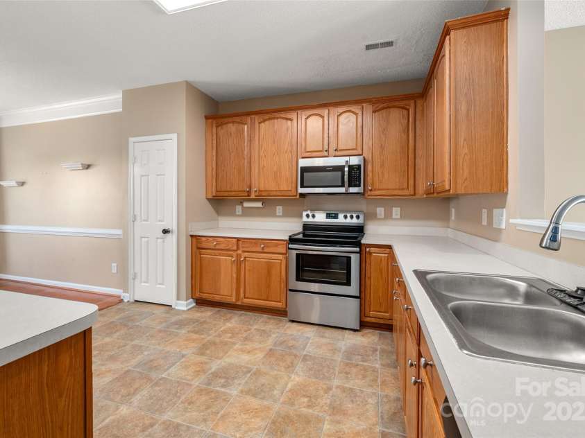 6934 Tanners Creek Drive, Huntersville, NC 28078.  MLS# CAR4303299, YatesRealty ID 9819. Kitchen with pantry