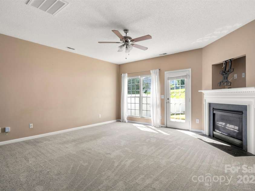 6934 Tanners Creek Drive, Huntersville, NC 28078.  MLS# CAR4303299, YatesRealty ID 9819. New carpets throughout in 2023