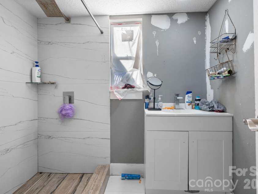 1101 College Avenue, Lenoir, NC 28645.  MLS# CAR4345154, YatesRealty ID 9820. 