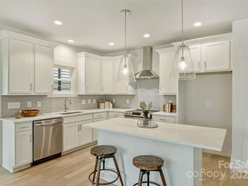 205 Coxe Avenue, Charlotte, NC 28208.  MLS# CAR4251010, YatesRealty ID 9820. 