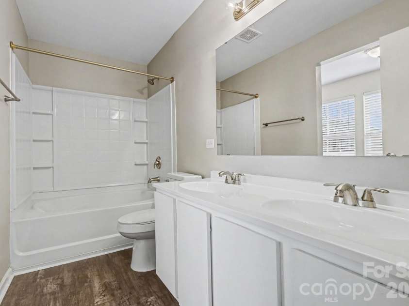 4226 Quinn Drive, Charlotte, NC 28269.  MLS# CAR4351167, YatesRealty ID 9821. 