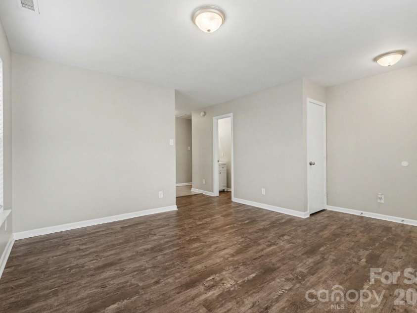 4226 Quinn Drive, Charlotte, NC 28269.  MLS# CAR4351167, YatesRealty ID 9821. 
