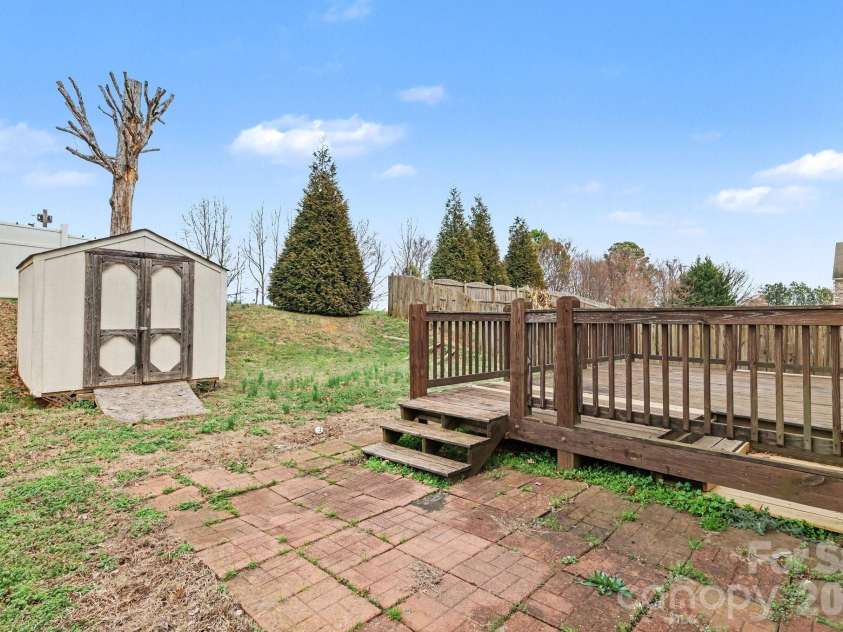 4226 Quinn Drive, Charlotte, NC 28269.  MLS# CAR4351167, YatesRealty ID 9821. 