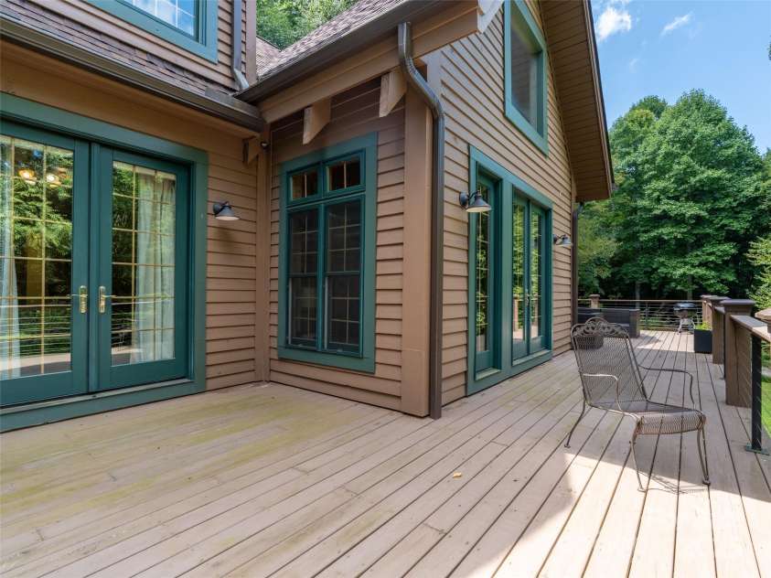 128 Hadleigh Way, Burnsville, NC 28714.  MLS# CAR4178760, YatesRealty ID 9822. 