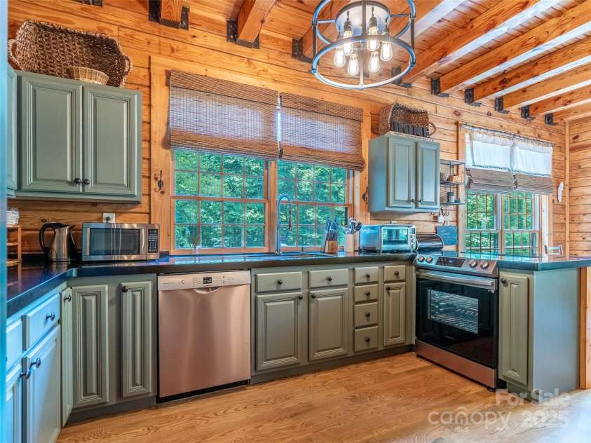 128 Hadleigh Way, Burnsville, NC 28714.  MLS# CAR4178760, YatesRealty ID 9822. 