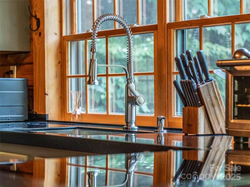 128 Hadleigh Way, Burnsville, NC 28714.  MLS# CAR4178760, YatesRealty ID 9822. 