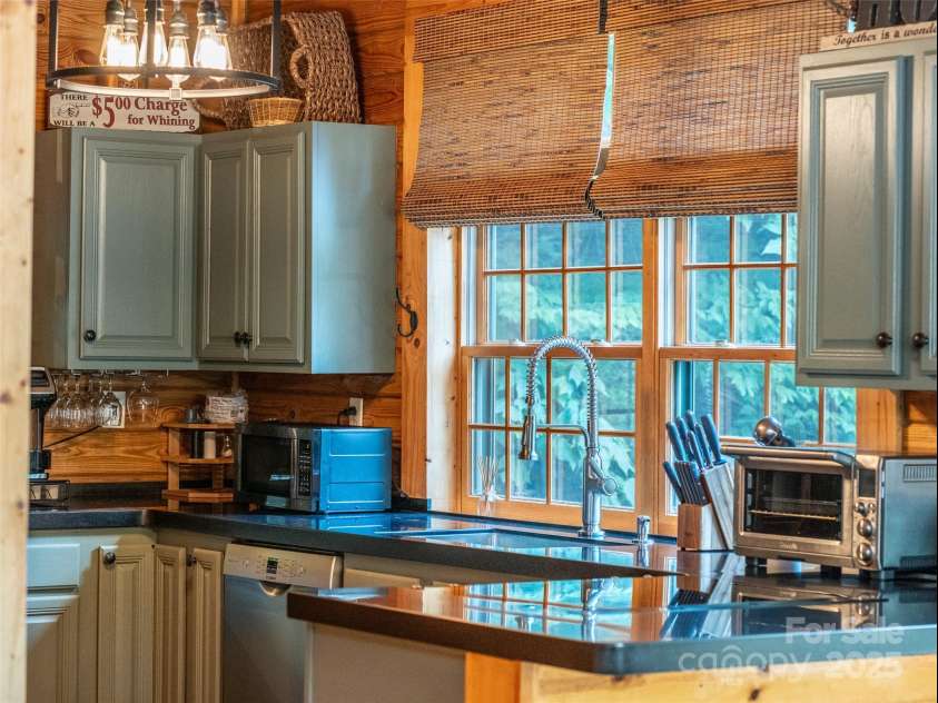 128 Hadleigh Way, Burnsville, NC 28714.  MLS# CAR4178760, YatesRealty ID 9822. 