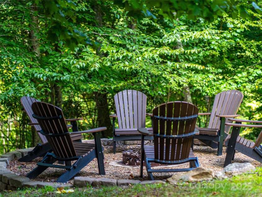 128 Hadleigh Way, Burnsville, NC 28714.  MLS# CAR4178760, YatesRealty ID 9822. 