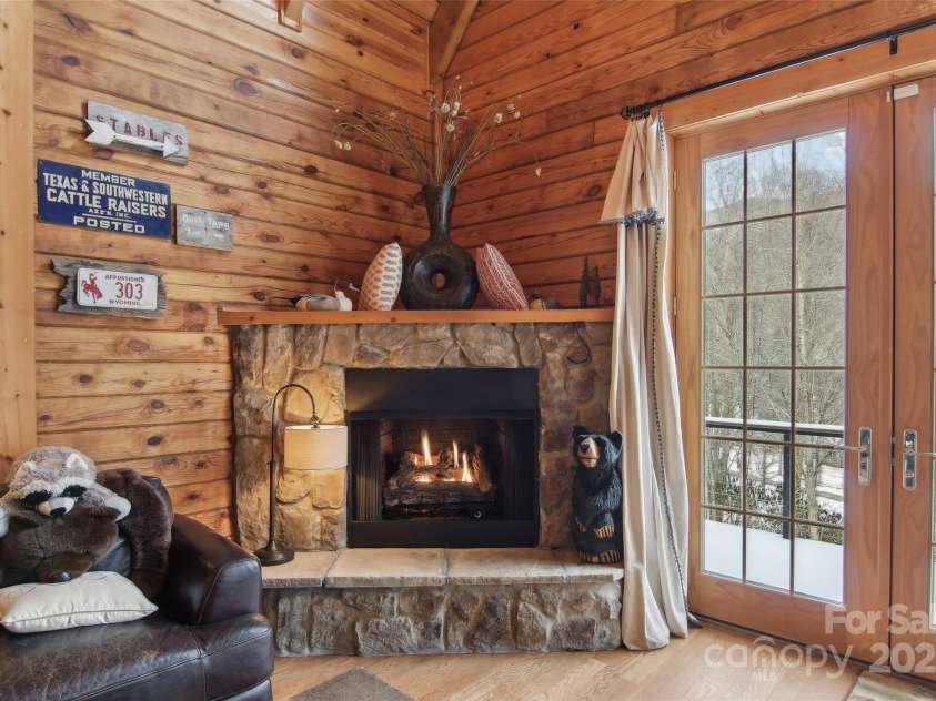 128 Hadleigh Way, Burnsville, NC 28714.  MLS# CAR4178760, YatesRealty ID 9822. 