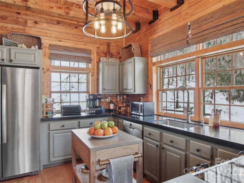 128 Hadleigh Way, Burnsville, NC 28714.  MLS# CAR4178760, YatesRealty ID 9822. 