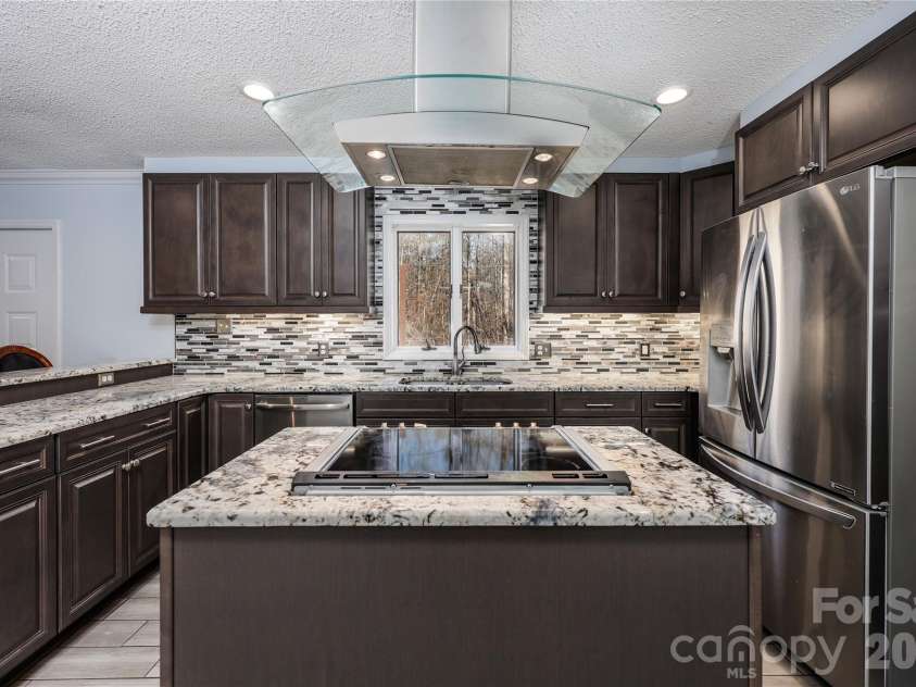 682 Cecil Street, Thomasville, NC 27360.  MLS# CAR4411361, YatesRealty ID 9827. Granite countertops