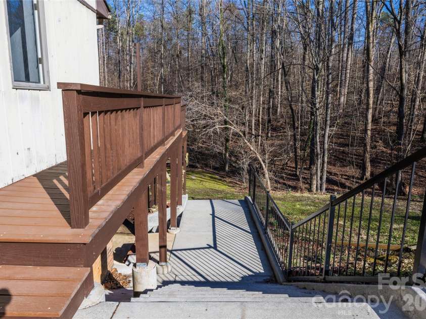 682 Cecil Street, Thomasville, NC 27360.  MLS# CAR4411361, YatesRealty ID 9827. Steps to back yard