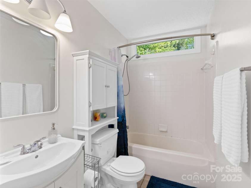 989 Thorncrest Court, Fletcher, NC 28732.  MLS# CAR4253204, YatesRealty ID 9829. 2nd bathroom