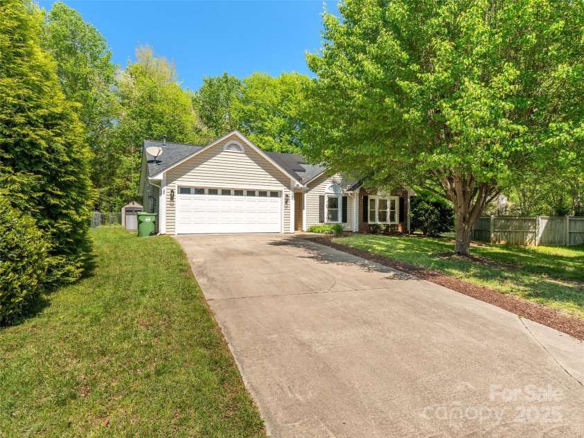 989 Thorncrest Court, Fletcher, NC 28732.  MLS# CAR4253204, YatesRealty ID 9829. 