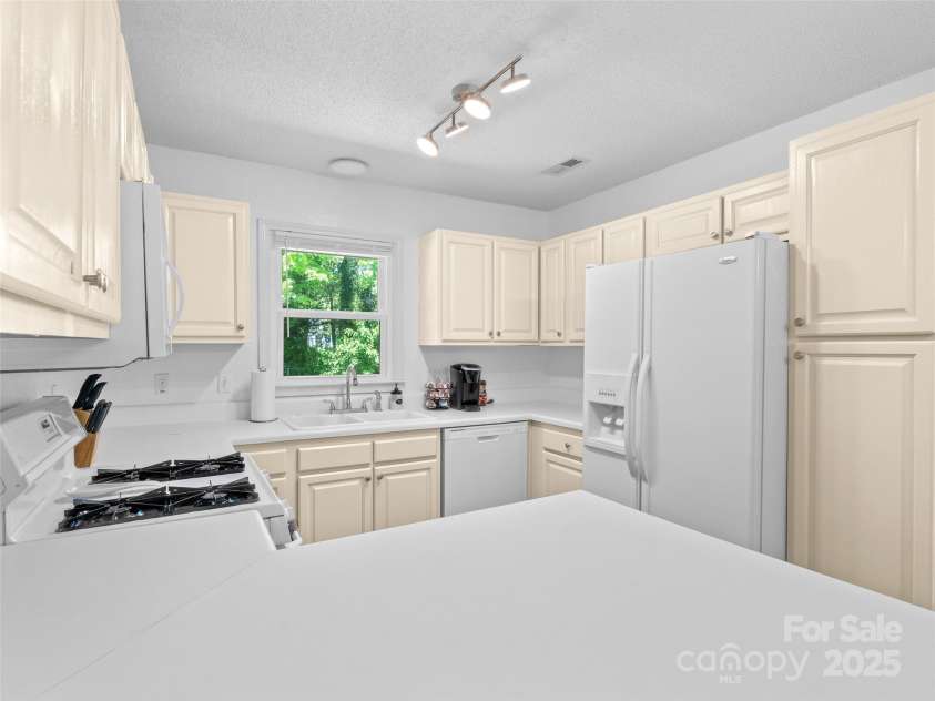 989 Thorncrest Court, Fletcher, NC 28732.  MLS# CAR4253204, YatesRealty ID 9829. 