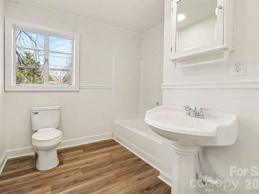 1407 Sherwood Drive, Kannapolis, NC 28081.  MLS# CAR4345181, YatesRealty ID 9832. 2nd Bathroom