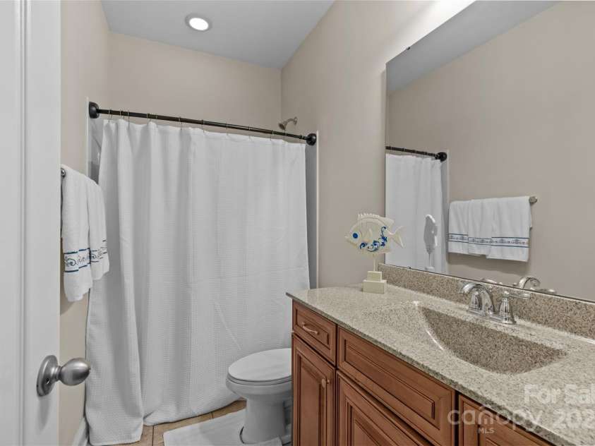 907 Lingfield Lane, Waxhaw, NC 28173.  MLS# CAR4253267, YatesRealty ID 9837. Guest bath 1