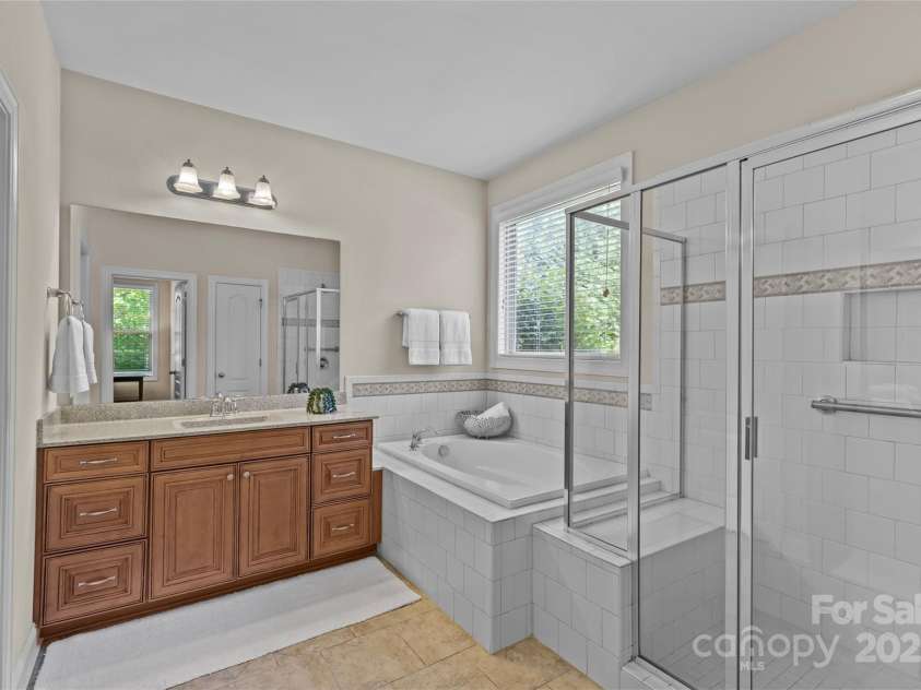 907 Lingfield Lane, Waxhaw, NC 28173.  MLS# CAR4253267, YatesRealty ID 9837. Primary bath