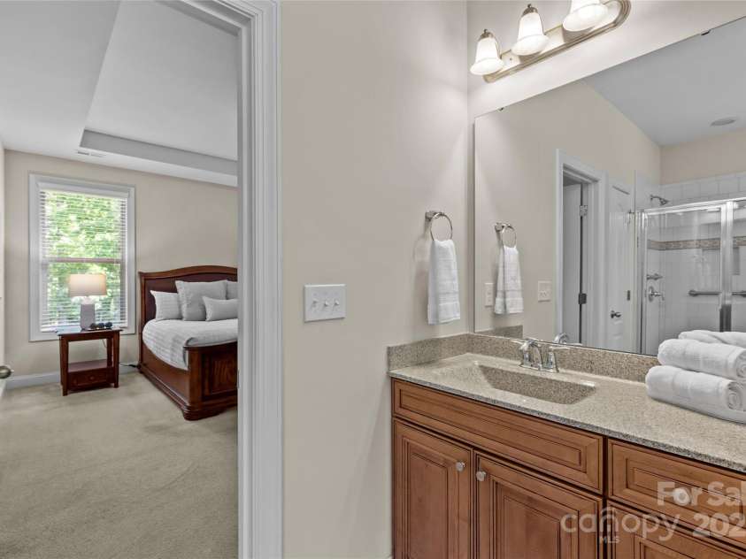 907 Lingfield Lane, Waxhaw, NC 28173.  MLS# CAR4253267, YatesRealty ID 9837. Primary bath