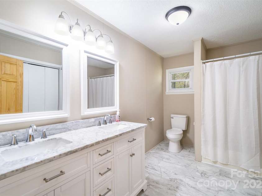 145 Jeter Mountain Road, Hendersonville, NC 28739.  MLS# CAR4281389, YatesRealty ID 984. 3rd Bath