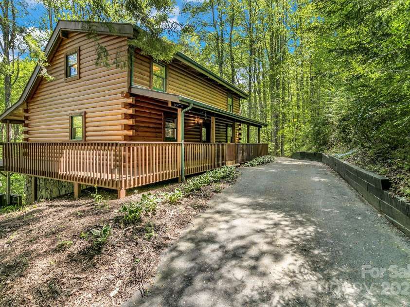 41 Log Cabin Drive, Maggie Valley, NC 28751.  MLS# CAR4252970, YatesRealty ID 9849. 