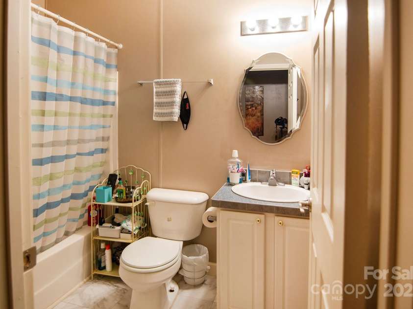 304 Golden Aster Road, Swannanoa, NC 28778.  MLS# CAR4304564, YatesRealty ID 985. Full bathroom in second living quarters