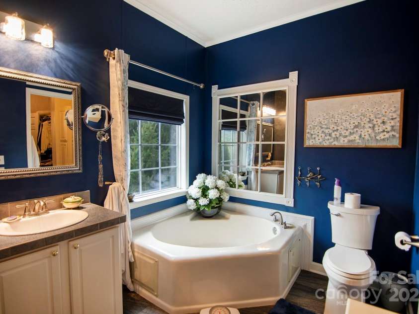 304 Golden Aster Road, Swannanoa, NC 28778.  MLS# CAR4304564, YatesRealty ID 985. Garden tub in Primary bedroom
