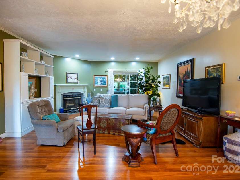 304 Golden Aster Road, Swannanoa, NC 28778.  MLS# CAR4304564, YatesRealty ID 985. Living Room