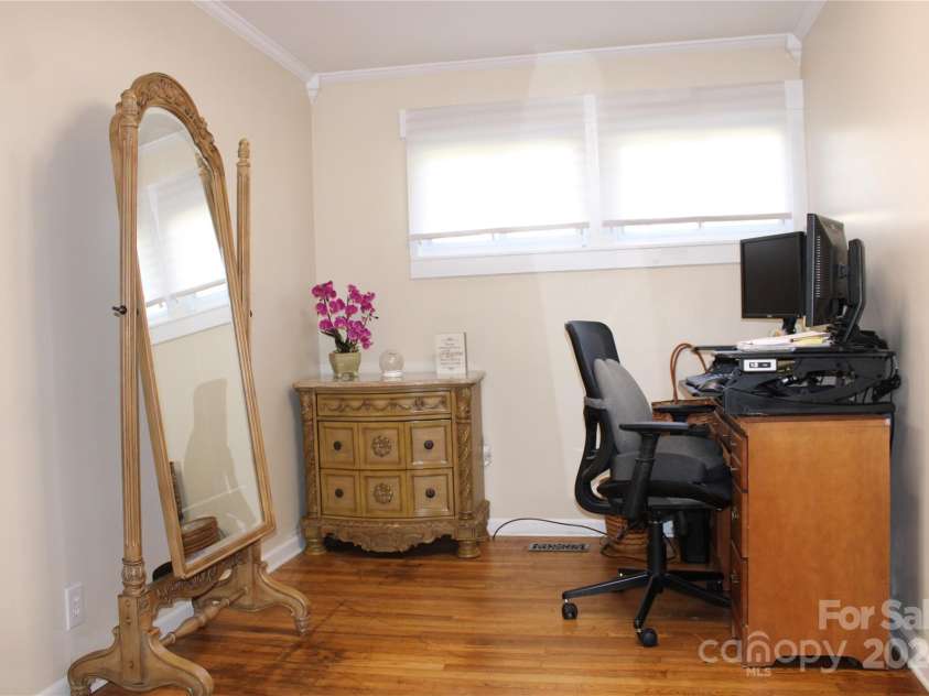 386 Morris Road, Brevard, NC 28712.  MLS# CAR4202834, YatesRealty ID 985. Flex Space in Primary Bedroom