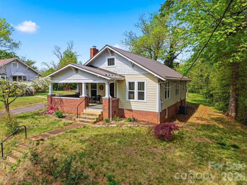 201 East Avenue, Morganton, NC 28655.  MLS# CAR4362389, YatesRealty ID 9850. 