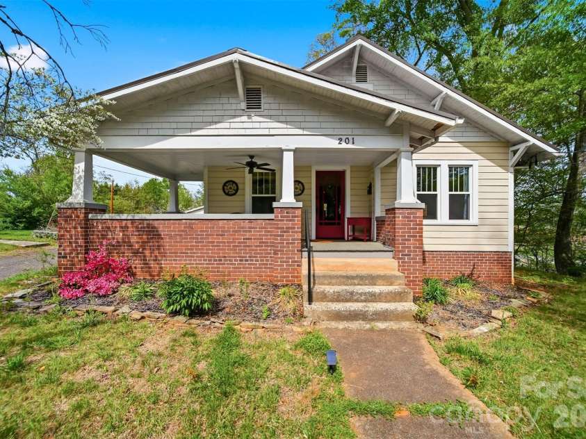 201 East Avenue, Morganton, NC 28655.  MLS# CAR4362389, YatesRealty ID 9850. 