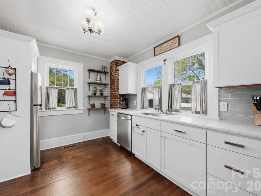 201 East Avenue, Morganton, NC 28655.  MLS# CAR4362389, YatesRealty ID 9850. 