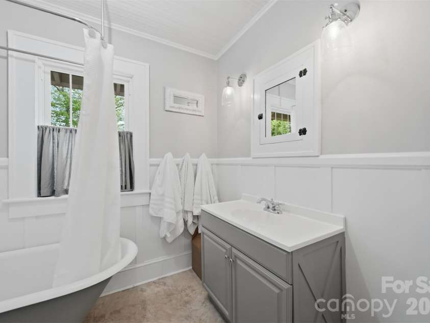 201 East Avenue, Morganton, NC 28655.  MLS# CAR4362389, YatesRealty ID 9850. 