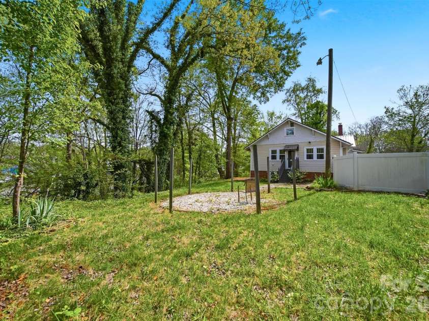 201 East Avenue, Morganton, NC 28655.  MLS# CAR4362389, YatesRealty ID 9850. 