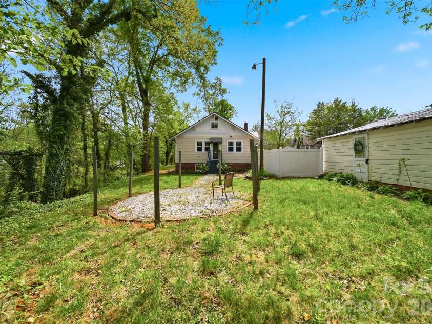 201 East Avenue, Morganton, NC 28655.  MLS# CAR4362389, YatesRealty ID 9850. 