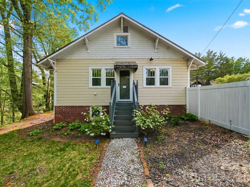 201 East Avenue, Morganton, NC 28655.  MLS# CAR4362389, YatesRealty ID 9850. 