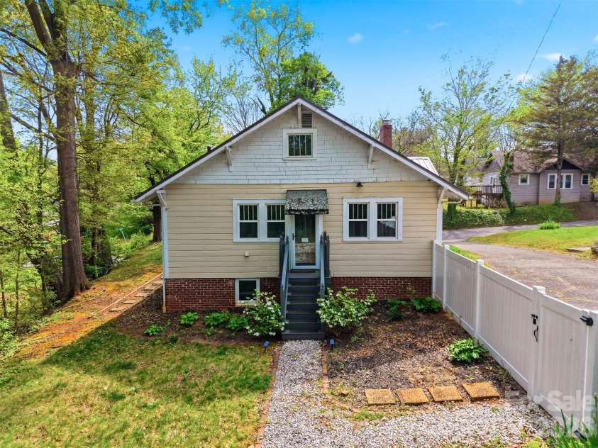 201 East Avenue, Morganton, NC 28655.  MLS# CAR4362389, YatesRealty ID 9850. 