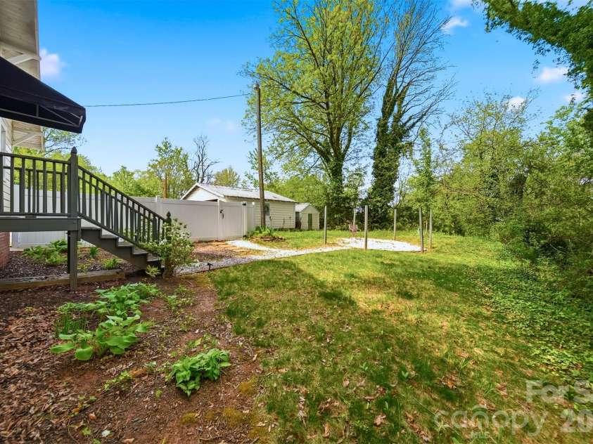 201 East Avenue, Morganton, NC 28655.  MLS# CAR4362389, YatesRealty ID 9850. 